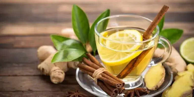 Beneficios de tomar agua de canela con limón
