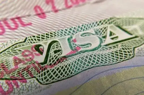 Gobierno británico oferta más de 10 mil visas tras escasez de mano de obra