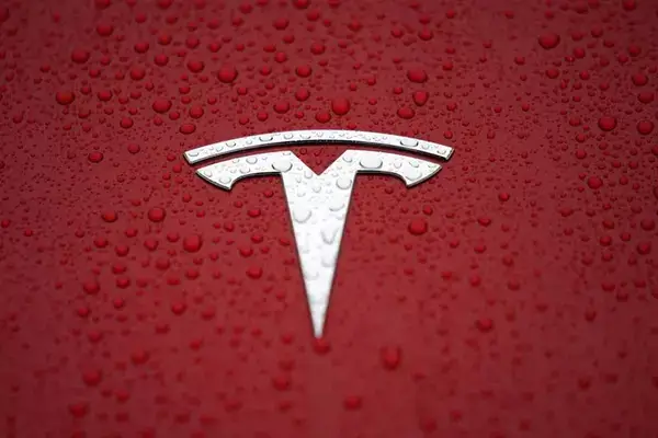 Tesla retira su nueva tecnología de conducción por problemas