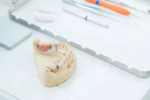 Cómo limpiar correctamente una prótesis dental