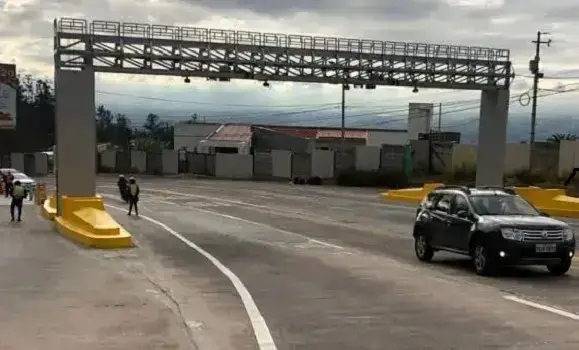 ¿Qué pasa si un vehículo atraviesa sin tag el peaje Guayasamín o el de la Autopista General Rumiñahui en Quito?