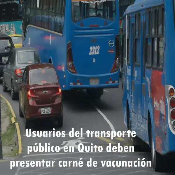 Usuarios del transporte público en Quito: carné de vacunación