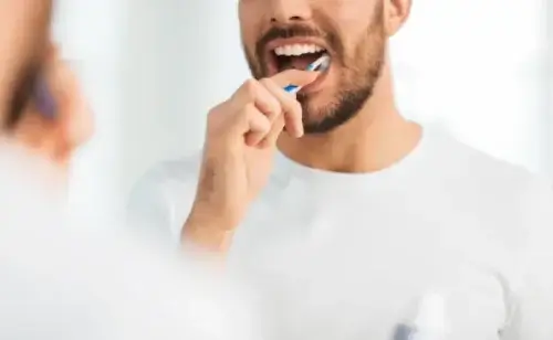 Lavarse los dientes previene complicaciones por el coronavirus