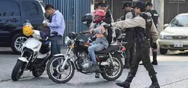 Ecuador prohíbe la circulación de dos personas en moto