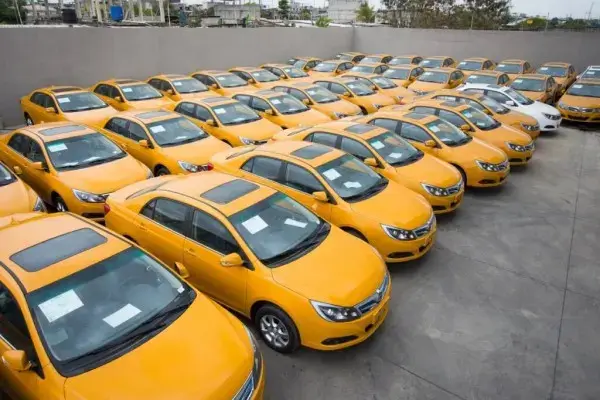 Cuatro modelos disputan el mercado de taxis eléctricos en Ecuador