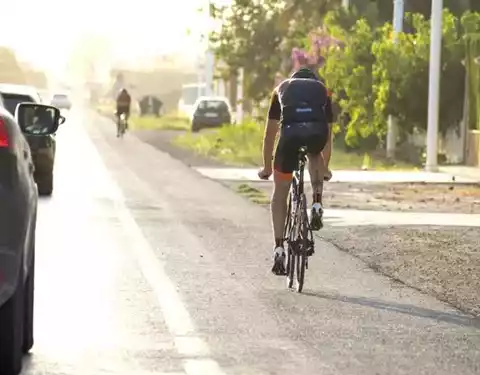 Casos en los que debes dejar pasar al ciclista si vas conduciendo