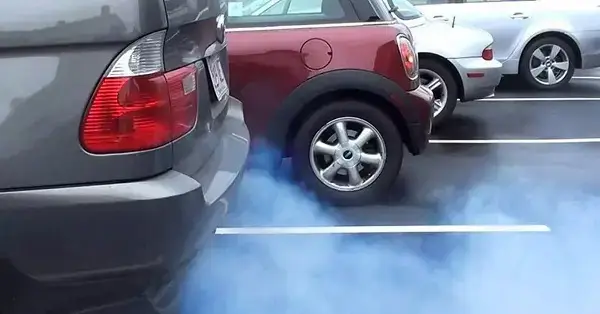 ¿Por qué sale humo azul de mi coche?