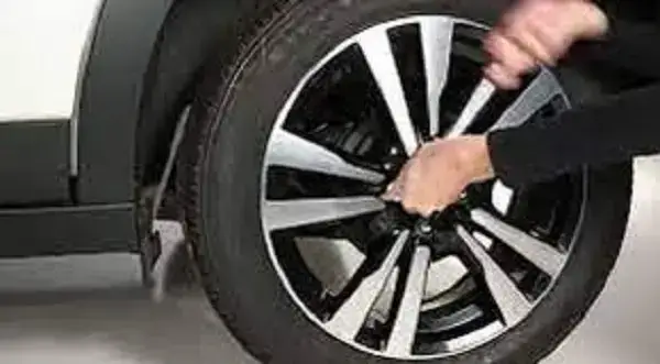 Labrado mínimo de neumáticos para aprobar la RTV y circular en Quito