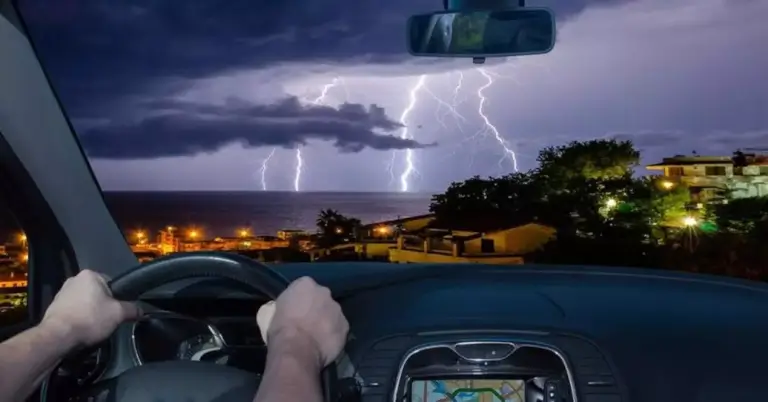 Peligros para tu coche durante una tormenta eléctrica