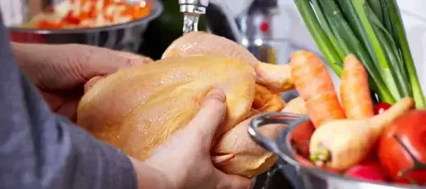 ¿Se debe o no lavar el pollo antes de cocinarlo