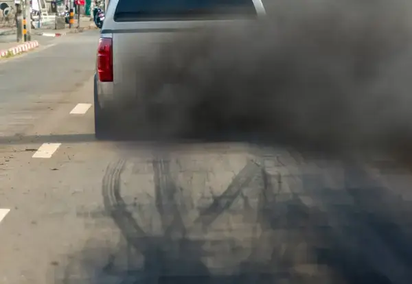 Los colores del humo del auto y el daño que indican